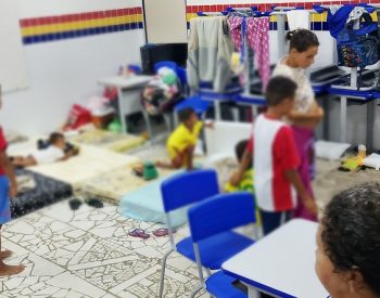 Famílias foram alojadas em escola no bairro de Gramame, em João Pessoa — Foto: Alisson Correia/TV Cabo Branco