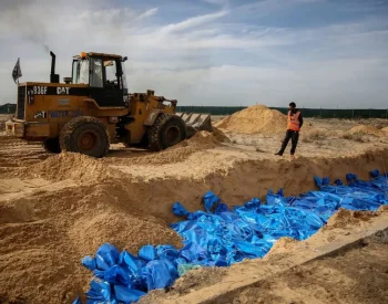 Uma vala comum contendo 111 corpos foi trazida do norte de Gaza, em novembro, para um cemitério em Khan Younis. Foto —©Yousef Masoud/The New York Times.