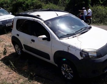 Carro do bombeiro, um Fiat, ficou no local do crime (Foto: Divulgação/PM)