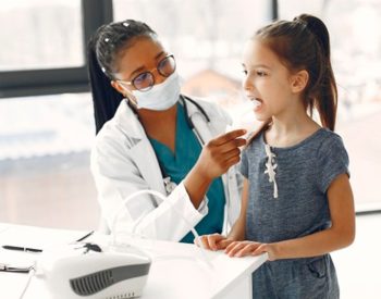 O acompanhamento regular com o pediatra e a realização de exames, quando solicitados pelo médico, são essenciais para prevenir doenças e proporcionar um crescimento saudável. — Foto: Freepik