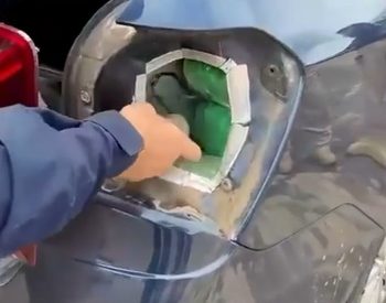 Droga foi encontrada dentro de farol de carro, na Paraíba — Foto: PRF