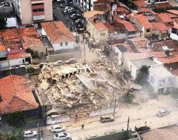 Segundo Corpo de Bombeiros, entre 10 e 15 pessoas ficaram entre os escombros; uma morte foi confirmada — Foto: Reprodução/SVM