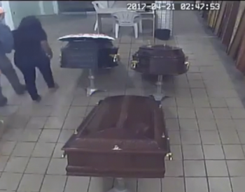 Câmeras de segurança mostram mulher saindo de velório do marido com suspeitos no Alecrim, em Natal (Foto: Reprodução)