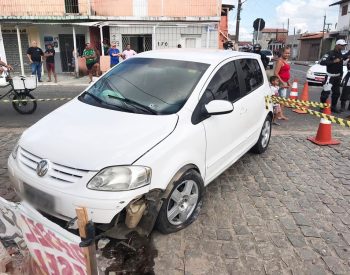 É possível ver a marca de uma perfuração no para-brisa do veículo — Foto: Kleber Teixeira/Inter TV Cabugi
