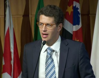 O ministro Ricardo Salles em evento nesta segunda-feira (26), participa de evento no Secovi, em São Paulo — Foto: TV Globo/Reprodução