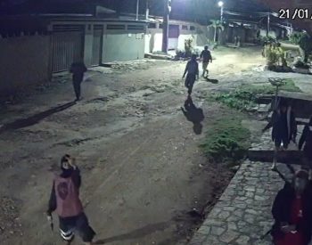 Grupo armado no bairro Jardim Aeroporto, em Bayeux — Foto: Reprodução/TV Cabo Branco