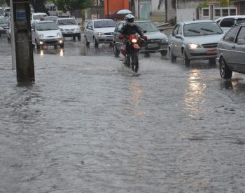 Ruas alagadas na Paraíba após chuvas — Foto: Walter Paparazzo/G1