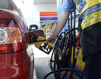Frentista colocando gasolina em carro.