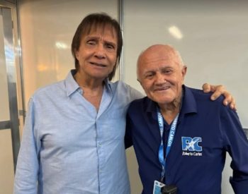 Roberto Carlos ao lado do paraibano Genival Barros, que comandou sua equipe técnica de shows desde 1965 — Foto: Genival Barros/Acervo pessoal