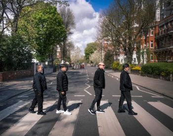 Banda Grafith recria foto icônica dos Beatles durante viagem pela Inglaterra — Foto: Divulgação