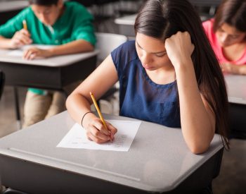 Mulher realizando prova de concurso — Foto: Foto: Reprodução Freepik (https://br.freepik.com/fotos-gratis/grupo-de-estudantes-do-ensino-medio-fazendo-um-teste-em-uma-sala-de-aula_27999198.htm#fromView=search&page=1&position=7&uuid=245eb0bd-96a8-4e2a-bfc3-ca3a72287314&query=prova+de+concurso)
