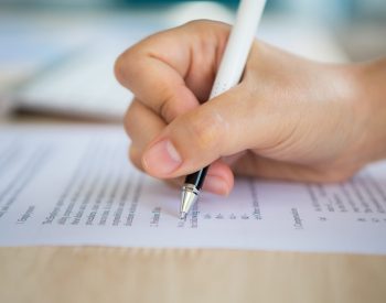 Prova de concurso — Foto: Reprodução Freepik - https://br.freepik.com/fotos-gratis/mao-com-uma-escrita-da-pena-em-um-papel_978444.htm#fromView=search&page=1&position=0&uuid=bc5272d0-8747-4fe0-a862-e05daf634180&query=prova+de+concurso