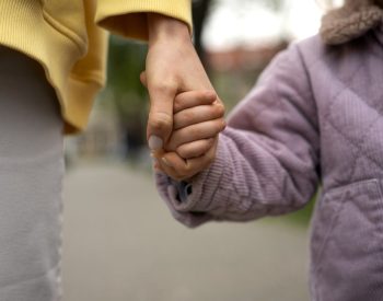 Adoção imagem ilustrativa mãe segurando mão de filho — Foto: Divulgação/Freepik