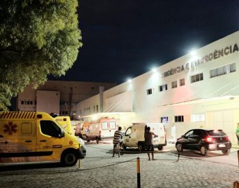 Motorista ferido após caminhão cair em ribanceira em Flexeiras, foi levado para o Hospital Geral do Estado (Foto: Jonathan Lins/G1)