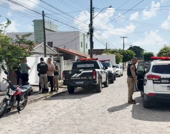 Homem foi encontrado morto dentro de casa, no bairro Valentina de Figueiredo, em João Pessoa — Foto: Reprodução/TV Cabo Branco