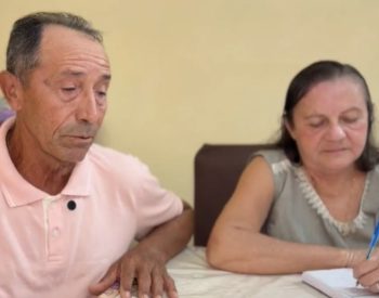 Marido Francisco também aprendeu a ler e escrever por causa do incentivo da idosa, no Sertão da Paraíba — Foto: TV Paraíba