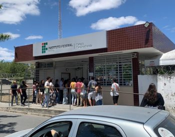 Portões abertos para o Enem no IFPB, em Campina Grande — Foto: Erickson Nogueira/g1