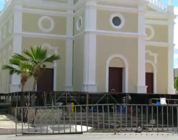 Palco do espetáculo Chuva de Balas no País de Mossoró estava sendo montado em frente à Igreja de São Vicente (Foto: Reprodução/Inter TV Cabugi)