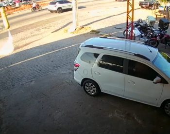 Cilindro atingiu um carro e uma moto. Apesar do susto, ninguém ficou ferido — Foto: Reprodução