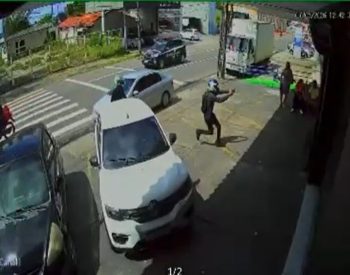 Suspeitos realizaram assalto em loja de pneus antes de tentarem assaltar quiosque — Foto: Reprodução/TV Cabo Branco