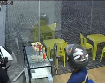 Imagem mostra homens assaltando conveniência de posto