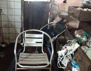 Cadeira onde a idosa dormia, no quarto ela foi encontrada morta com mais de 30 animais, em João Pessoa (Foto: Divulgação/Polícia Civil).