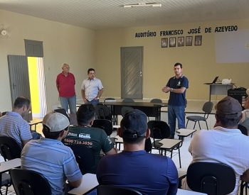 Estiveram presentes na reunião representantes do SEBRAE, Sindicato dos Trabalhadores Rurais, Sindicato Rural, EMATER, Banco do Nordeste e da Secretaria de Agricultura, representada pelo secretário Gustavo Azevedo, além de produtores rurais do município. Foto — ©Assessoria de Imprensa.