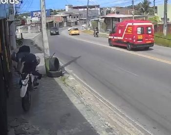 Homem fica ferido após perder o controle de moto e atingir portão de loja, em João Pessoa — Foto: TV Cabo Branco