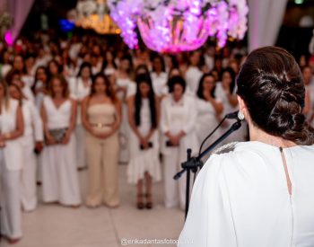 Baile de máscaras exclusivo no foyer do Teatro Riachuelo acontece no dia 10 de julho e antecipa a experiência do evento principal, que será realizado em agosto. Foto — ©Divulgação.