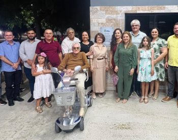 Prefeita Silvana Costa ao lado do ex-prefeito Amazan Silva e familiares do Homenageado inauguram o Parque de Caminhada Mozart Santos. Foto — ©Assessoria.