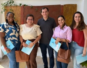 Laline enfermeira, Tayane diretora do Hospital do Seridó, Cleyton enfermeiro do centro cirúrgico, vereadora e enfermeira Obstetra Juliana Sampaio da sala de parto e Rayane enfermeira do alojamento conjunto, equipe do Hospital do Seridó que participaram do Curso de Hemorragia Pós-Parto, realizado em Natal. Foto — ©Redes / Sociais.