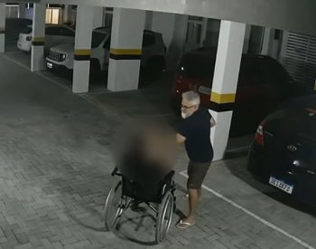 Pai é flagrado agredindo filho cadeirante com socos em condomínio, em João Pessoa — Foto: Reprodução