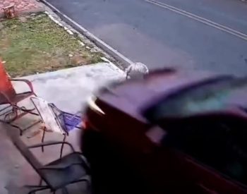 Carro quase atropela mulher e crianças na calçada de casa, no Sertão da Paraíba — Foto: Reprodução