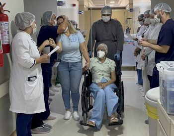 Profissionais se emocionaram na alta de Sabrina — Foto: Cedida