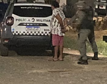 Policiais realizando a prisão de Pedro que foi conduzido para Caicó. Foto — © Divulgação.