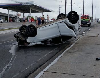 Carro bate em poste, capota e deixa importante avenida interditada em João Pessoa — Foto: Alisson Correia/TV Cabo Branco