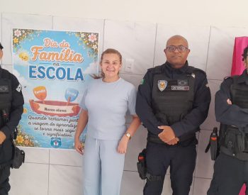 Visita ao Colégio Calpurnia Caldas de Amorim, registro ao lado da diretora Mônica. Foto — © GCMJS.