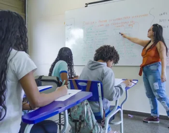 Brasília (DF), 25/06/2026 – Alunos do ensino médio do CED 16, na Ceilândia, aproveitam o segundo semestre letivo para intensificar a preparação em sala de aula visando o Exame Nacional do Ensino Médio (Enem), vestibulares, Programa de Avaliação Seriada (PAS/UnB) e outros processos seletivos de ingresso no ensino superior
Foto: Rafa Neddermeyer/Agência Brasil