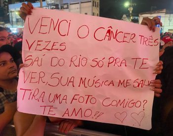 Fã que venceu o câncer pela terceira vez viaja do Rio de Janeiro para ver Pablo no São João de Campina Grande — Foto: Maria Eduarda Batista / g1