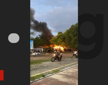 Três moradias tiveram perda total em incêndio no centro de Cabedelo — Foto: Reprodução/TV Cabo Branco