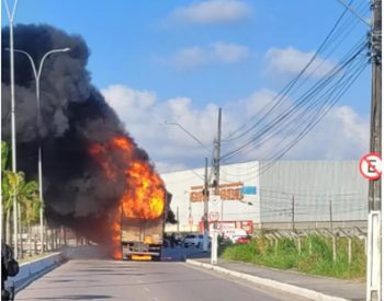 Caminhão pegou fogo nas proximidades da BR-230, em Santa Rita, na PB — Foto: PRF/Divulgação