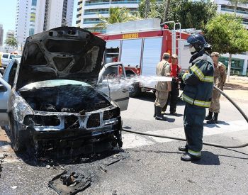 Corpo de Bombeiros controlou incêndio em carro durante a manhã desta terça-feira (15), em Natal. — Foto: Corpo de Bombeiros/Divulgação