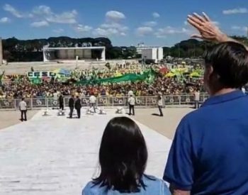 Jair Bolsonaro cumprimenta apoiadores que organizaram carreata em Brasília — Foto: Reprodução/Facebook