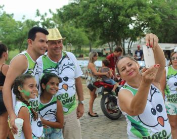 Padre Jocimar e o deputado Hermano Morais posando para foto ao lado de crianças em Jardim do Seridó. Foto - divulgação.