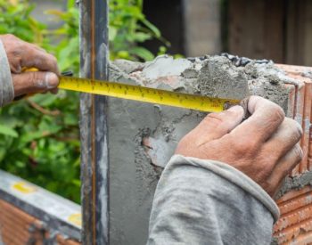Muro alicerce base demarcado demarcação terreno medido tijolo cimento construção rn Rio grande do Norte Natal — Foto: Jcomp/Freepik