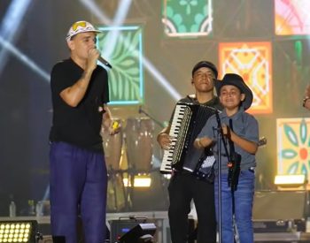Menino de 9 anos se emociona ao tocar triângulo com João Gomes em show no interior da Paraíba — Foto: Reprodução/São João de Santa Luzia