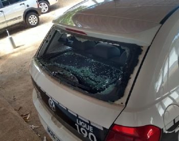 Vidro da viatura esfarinhado após cabeçada. ( Foto: Polícia Militar )