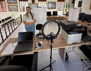 Vereadora Juliana Sampaio ao lado do equipamento que Já se encontra na Câmara de Vereadores de Jardim do Seridó. Foto — ©Assessoria.