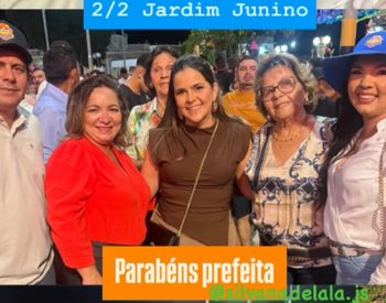 A vereadora Juliana Sampaio-(centro da foto), junto com seu marido e familiares registram momento ao lado da prefeita Silvana Costa. Foto — ©Reprodução / Redes Sociais.