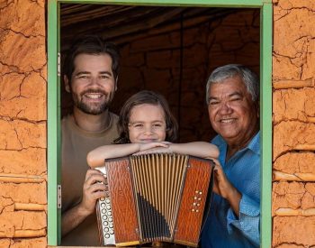 Luizinho Calixto com o neto e o filho, Thiago Calixto. O legado do pai segue firme no livro “Puxando o fole: a sanfona de 8 baixos e a alma do Nordeste”, de autoria dele. Obra que deve ser lançada ainda este ano. Três gerações ligadas pelo som do fole, respeito e memória — Foto: Roxanny Fotografia /  Reprodução Instagram
